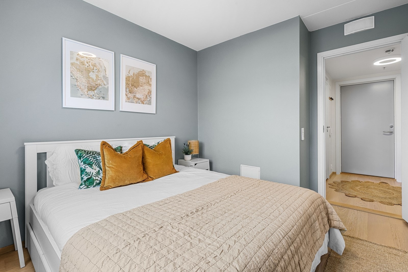 Soverommet oppleves som lyst og trivelig å oppholde seg i, på grunn av mye naturlig lysinnslipp. Galleribilde