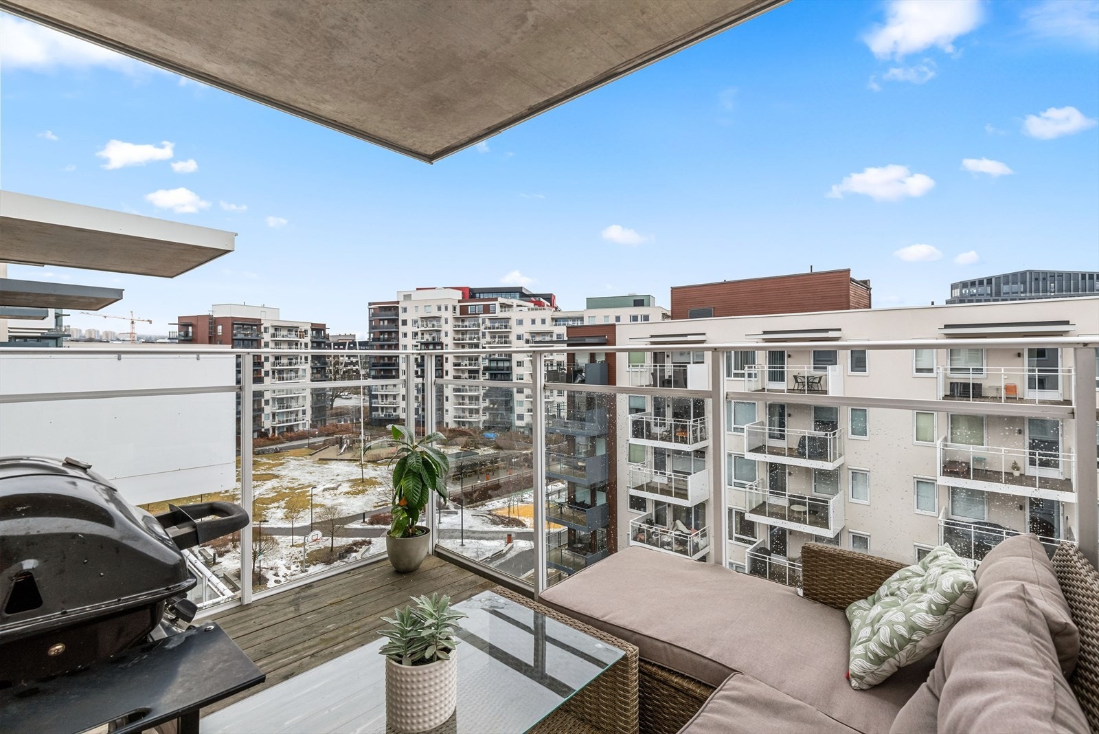 Lys og lekker 2-roms toppleilighet fra 2019 med en flott sør-østvendt balkong. Galleribilde