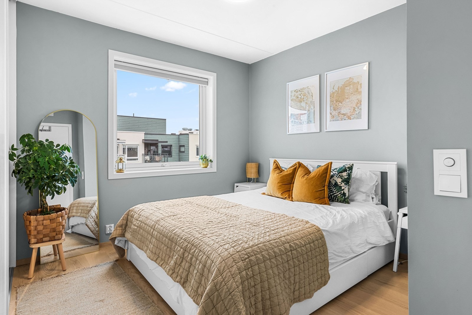 Delikat og romslig soverom med god plass til dobbeltseng, tilhørende nattbord og annet ønskelig møblement. Galleribilde