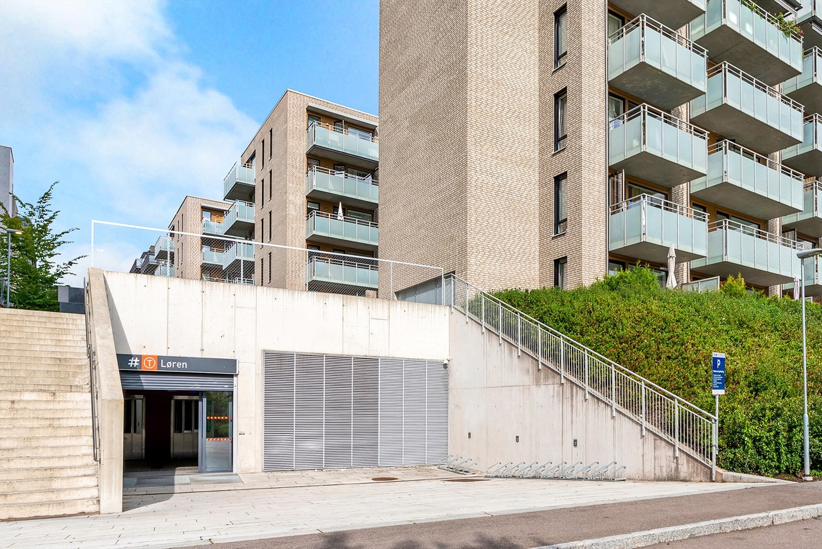 Kort vei til både Løren og Økern T-banestasjon (linje 4 og 5) som tar deg direkte til byen. Galleribilde