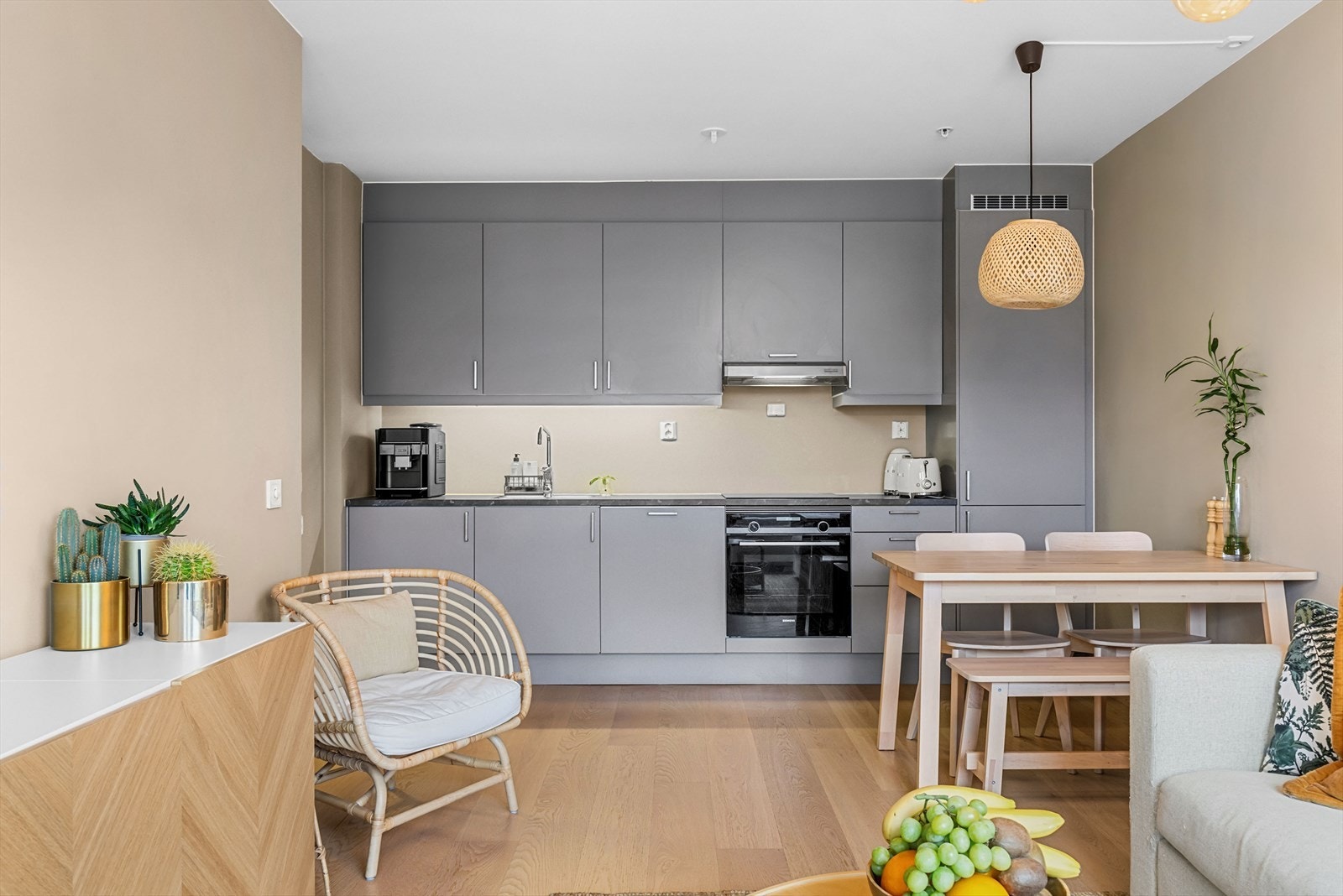 Pent kjøkken fra 2019 med mye skap- og benkeplass! Galleribilde