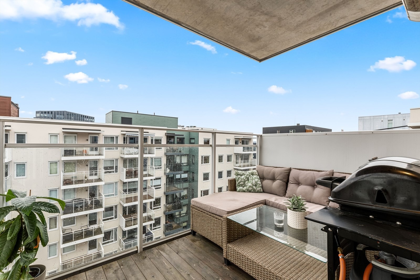 Balkongen er på hele 6kvm med god plass til ønskelig utemøblement og grill. Galleribilde