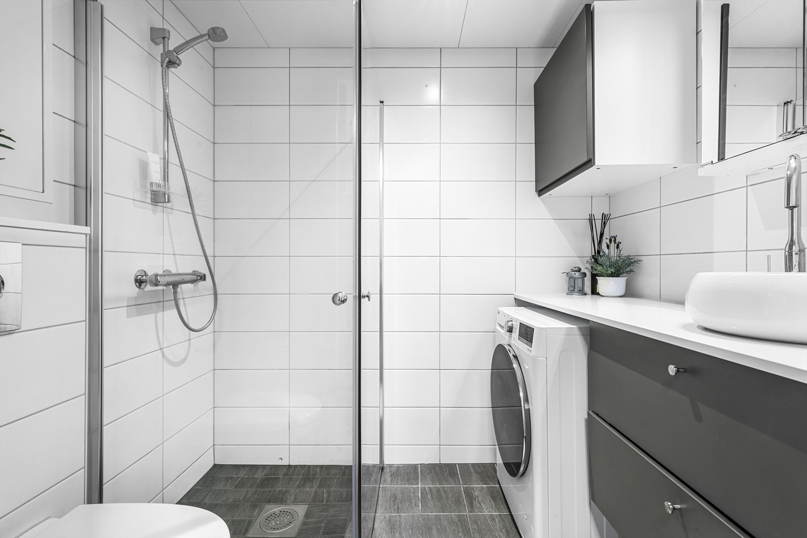 Pent flislagt bad med vannbåren varme i gulvet. Galleribilde