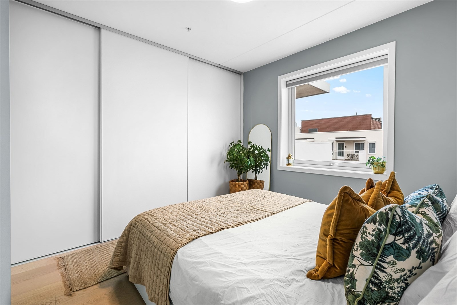 Her er det montert en praktisk skyvedørsgarderobe som bidrar til gode oppbevaringsmuligheter. Galleribilde