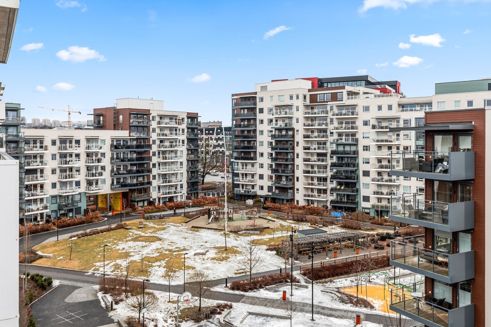 Boligen har en god intern beliggenhet i byggets 7.etasje. Galleribilde