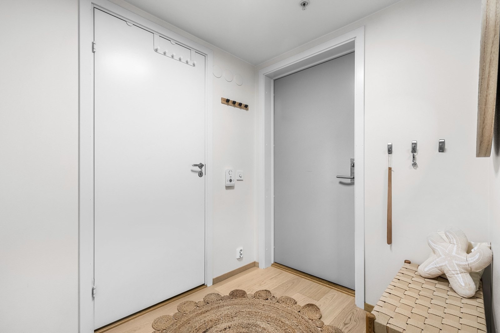 Velkommen inn! Lys og innbydende entre med gode muligheter til å henge opp jakker og sette fra seg sko. Galleribilde