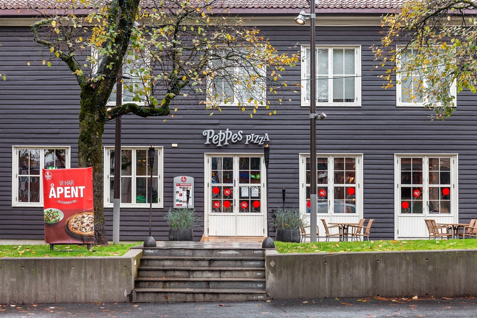 I området finnes et rikt utvalg av serveringssteder som bl.a. Baker Hansen, Kaffebrenneriet, Peppes Pizza, Domino's, Sanjay's Indian Restaurant & Bar og Umai Sushi. Galleribilde