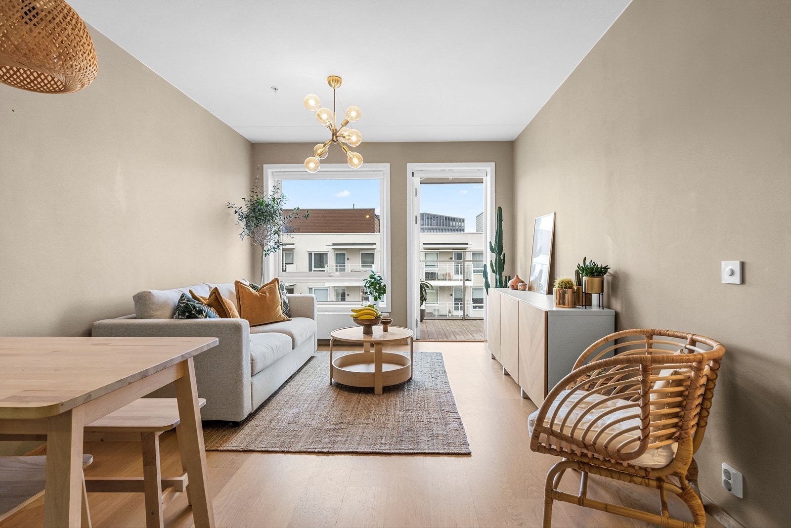 Stuen er enkel og innrede, med plass til sofa, tilhørende bord, spisegruppe og annet ønskelig møblement. Galleribilde