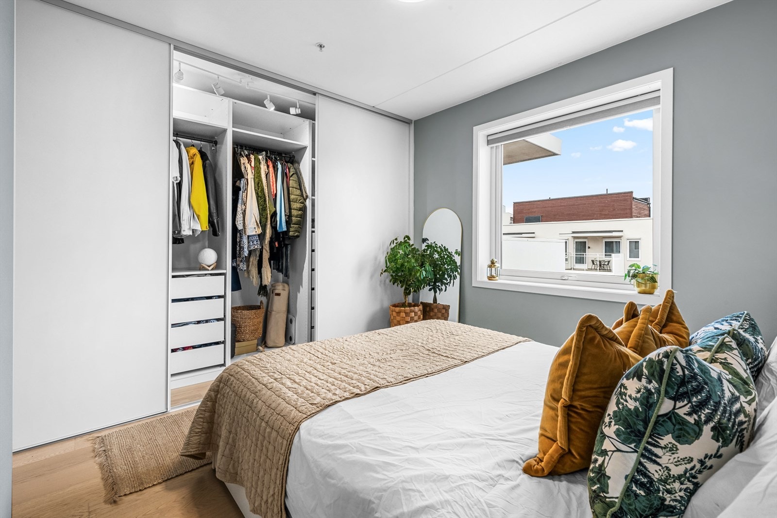 Rommet er malt i en tidsriktig og moderne farge. Galleribilde