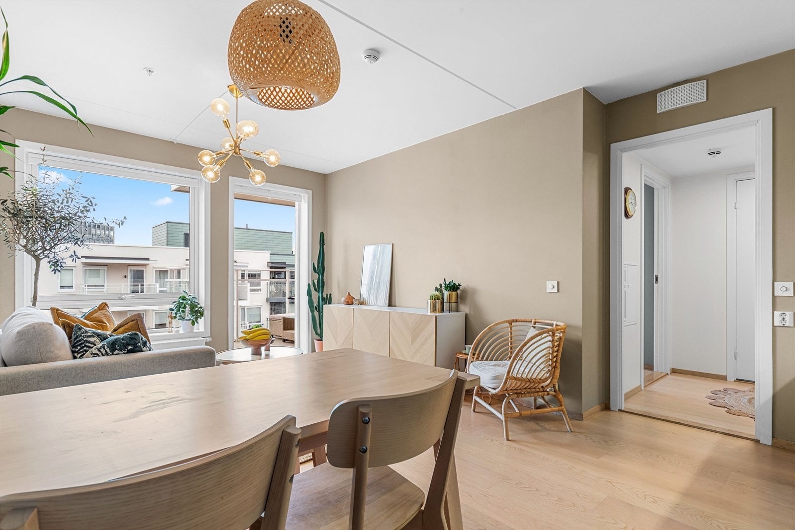 Stuen byr på store vindusflater som slipper inn rikelig mengder med naturlig lys inn i rommet! Galleribilde