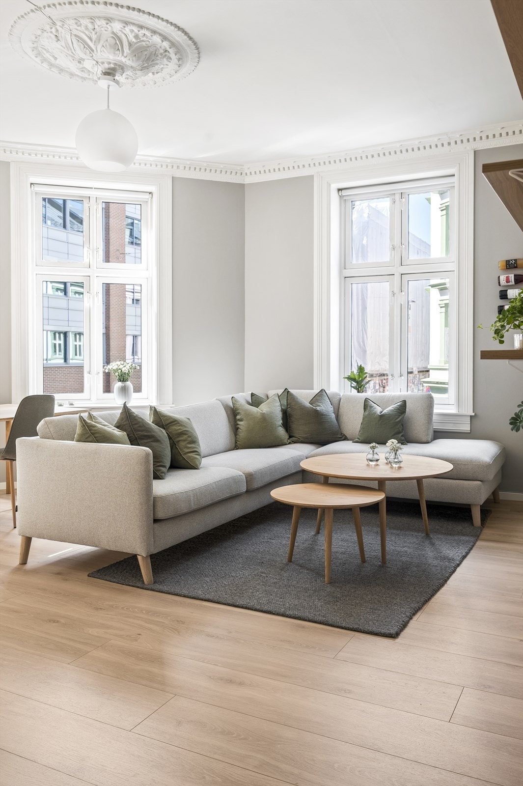 Leiligheten har dype vinduskarmer med plass til planter og dekor. Galleribilde