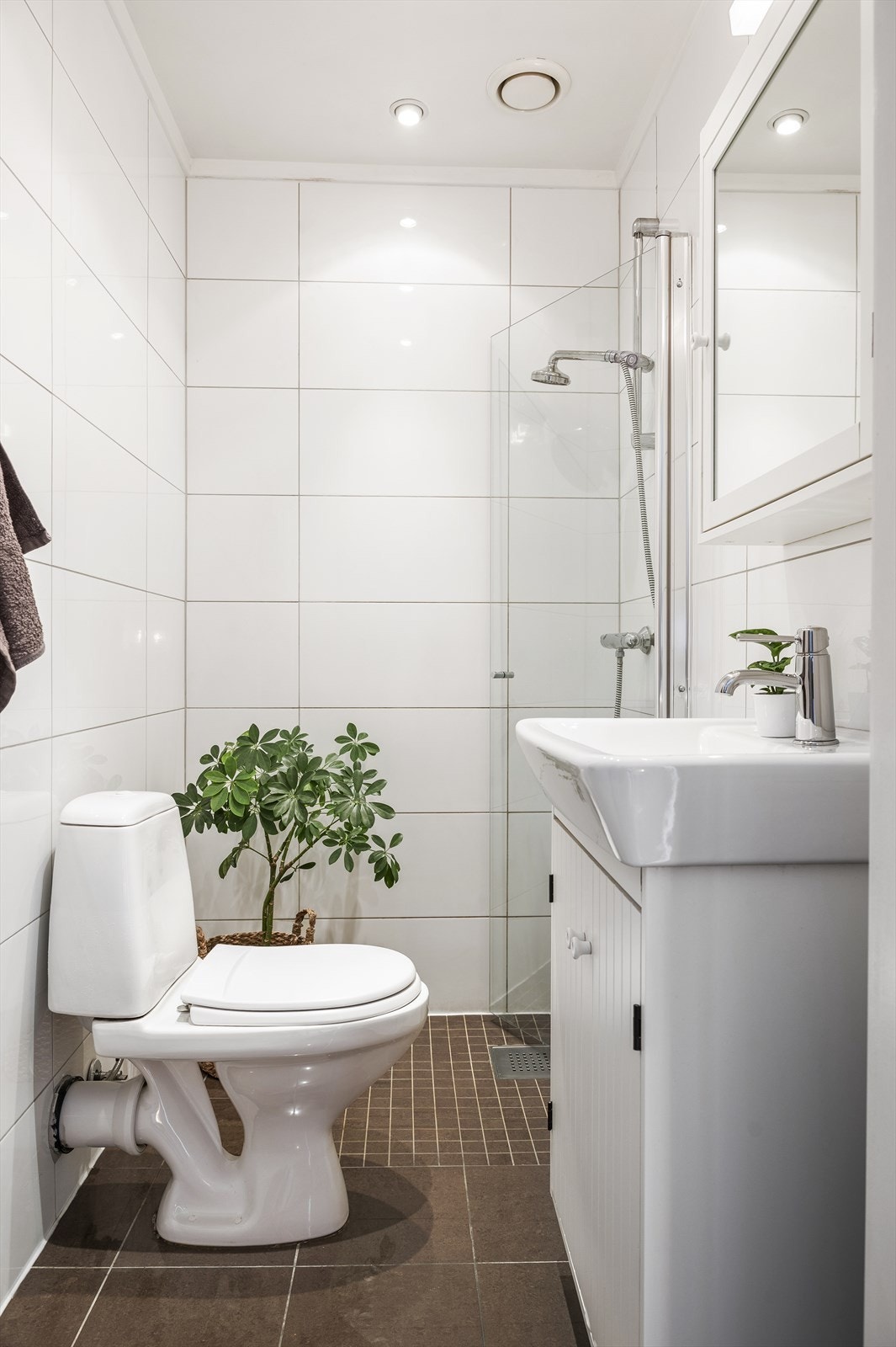 Badet oppleves som delikat og tidløst, med flotte flisvalg på både vegger og gulv. Galleribilde