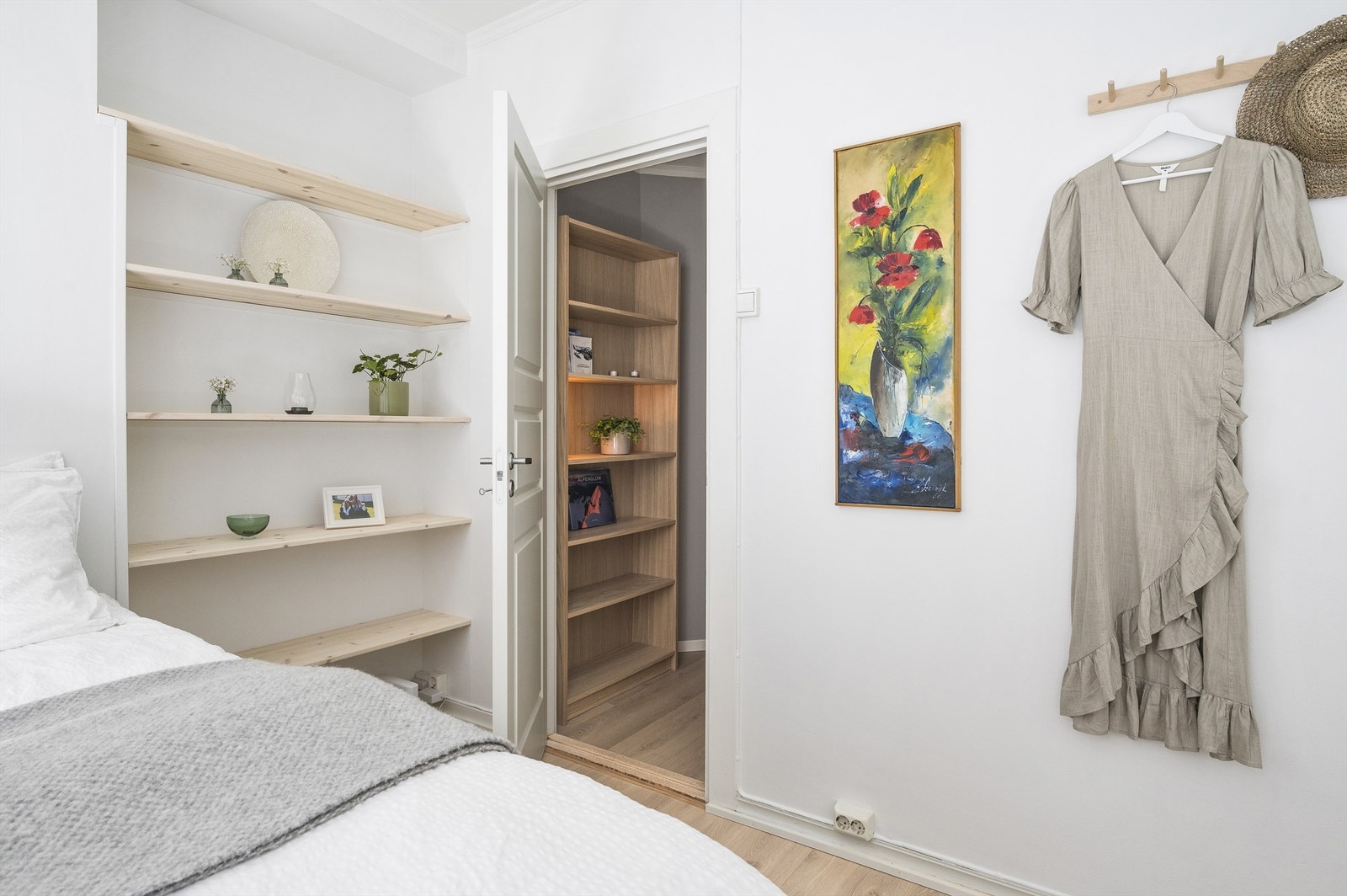 Som ellers i leiligheten har dette rommet nytt, énstavs gulv fra 2023. Galleribilde
