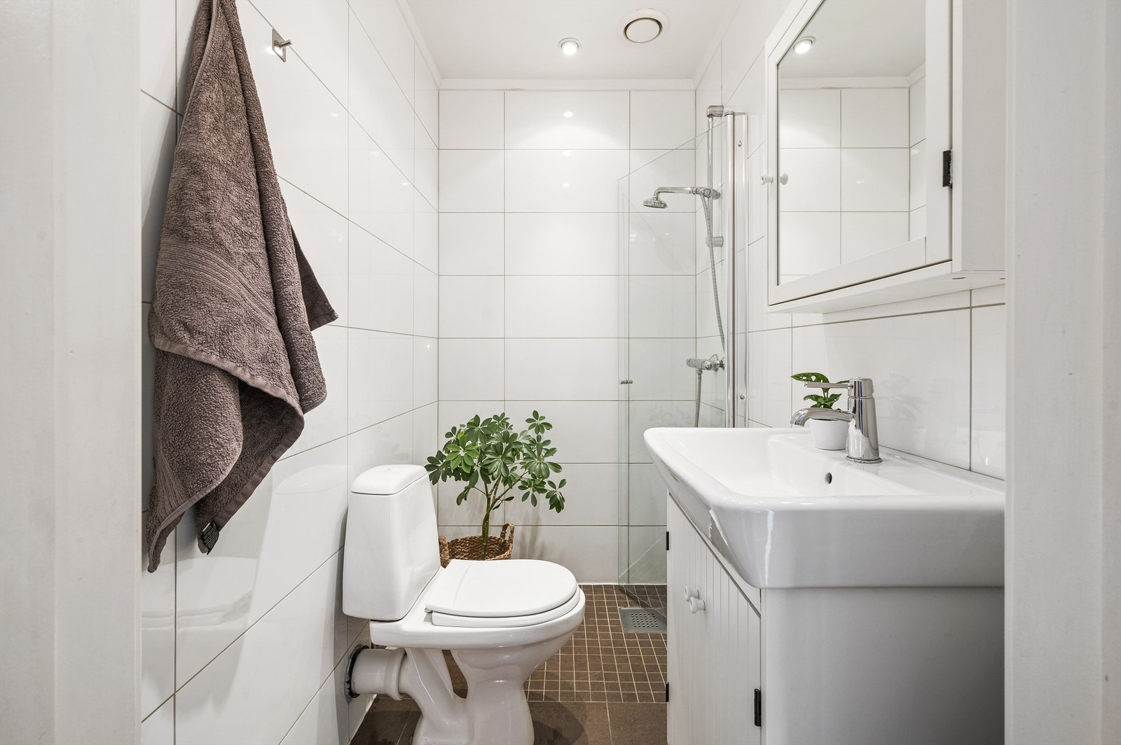 Lyst og innbydende baderom fra 2013 med gulvvarme og downlights. Galleribilde