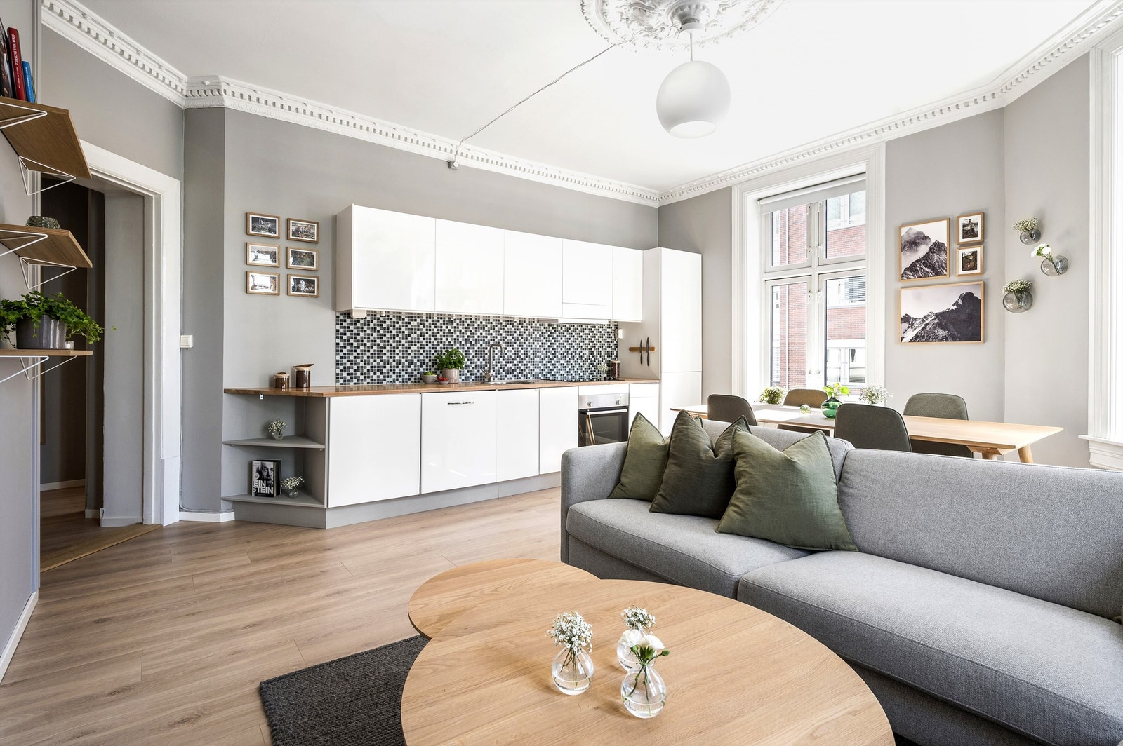 Stuen og kjøkkenet er i åpen løsning, og utgjør en stor og hyggelig sosial sone med plass til langbord og mange gjester. Galleribilde