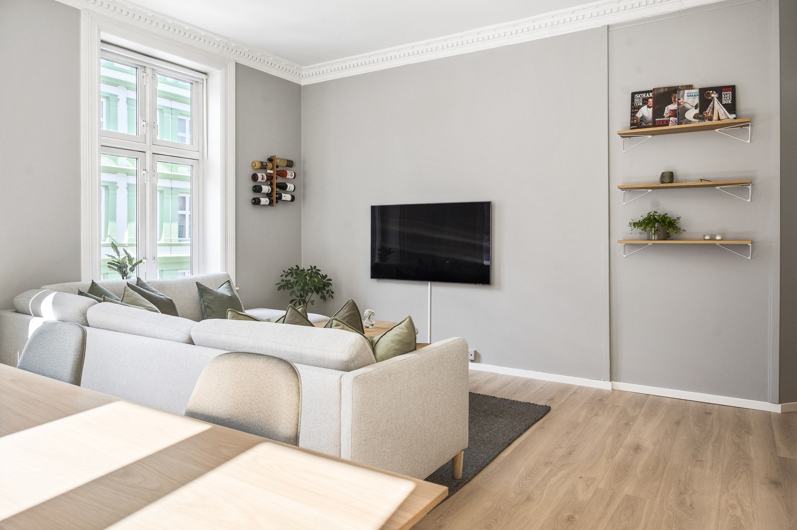 Her er det plass til sofa, spisegruppe og TV-/mediemøblement. Galleribilde
