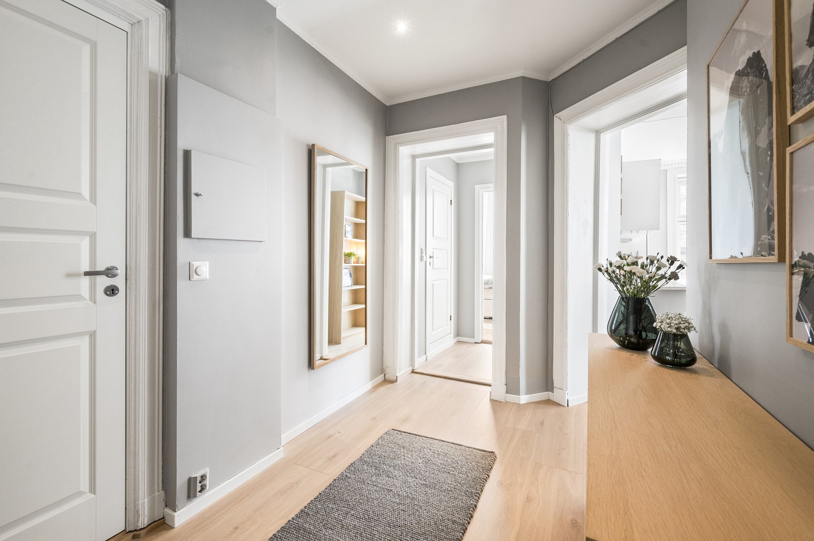 Romslig entré, med god plass til møblement. Galleribilde