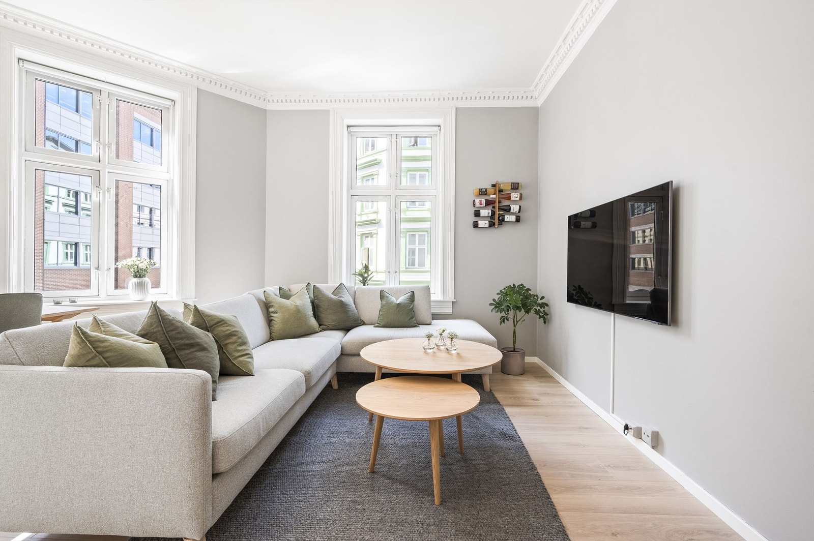 Stor og lys stue med flott takhøyde på nesten 3 meter. Galleribilde