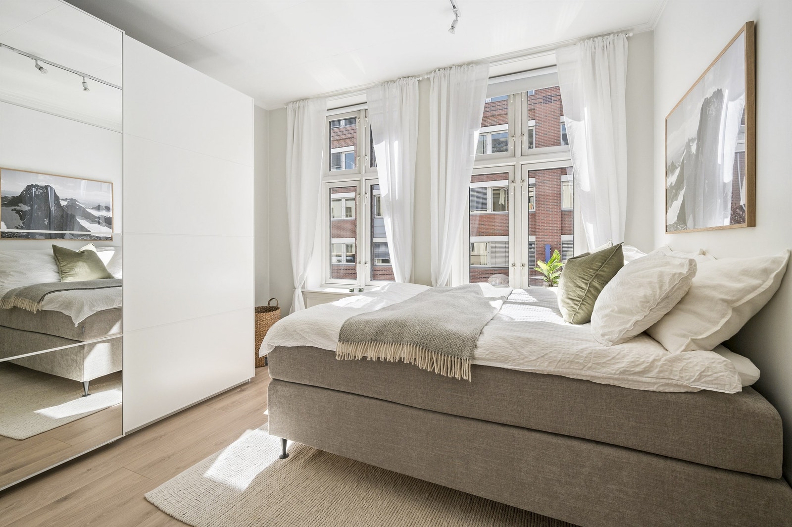 Soverom 1 oppleves som behagelig, og har god plass til dobbeltseng og stort garderobeskap med speilfront. Det er gjennomtenkte, integrerte hyller på veggen som er perfekt for dekor og ekstra oppbevaring. Galleribilde
