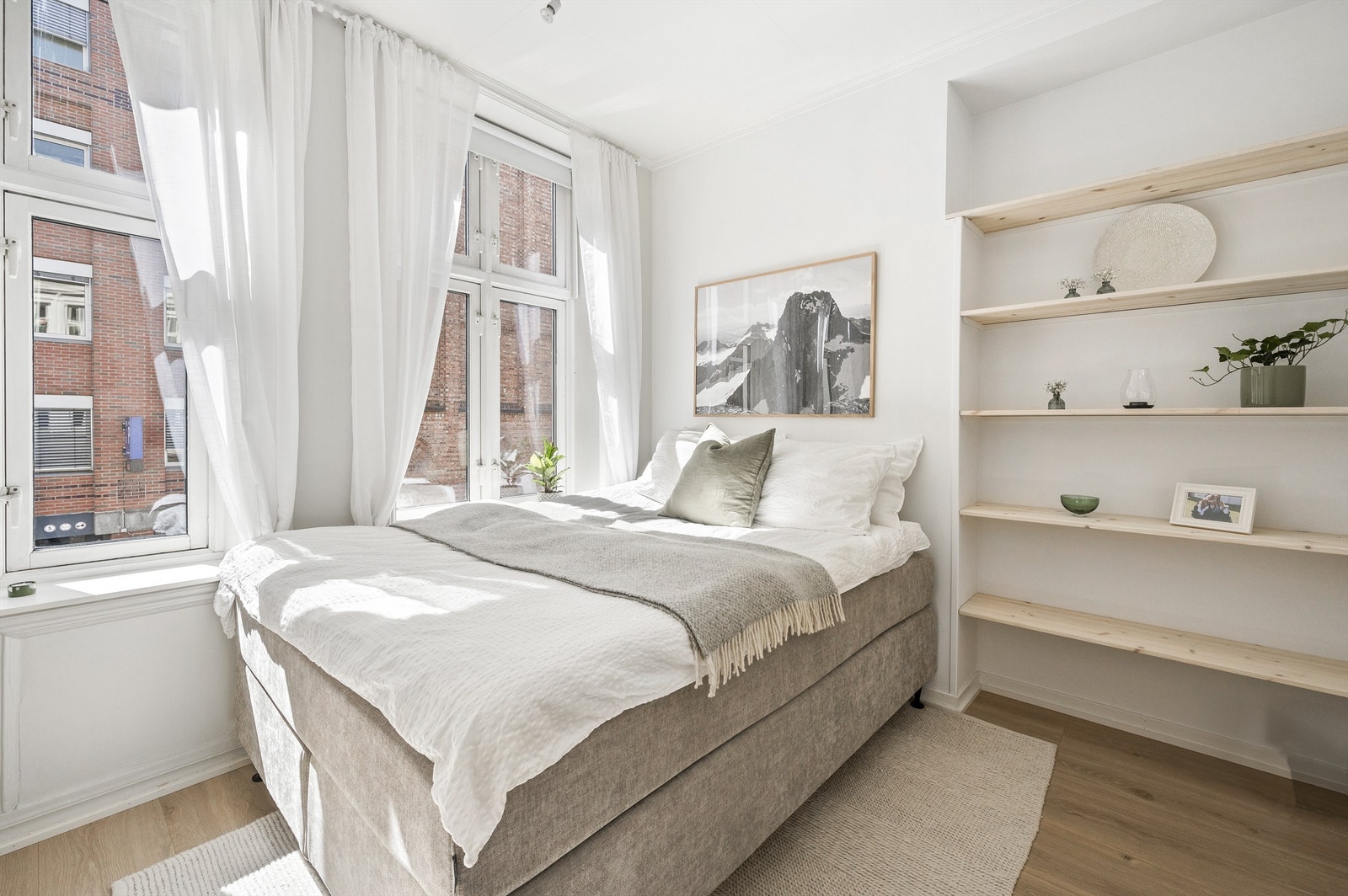Store vinduer og profilerte lister. Raus takhøyde. Hyggelige vinduskarmer med plass til planter og dekor også her. Galleribilde