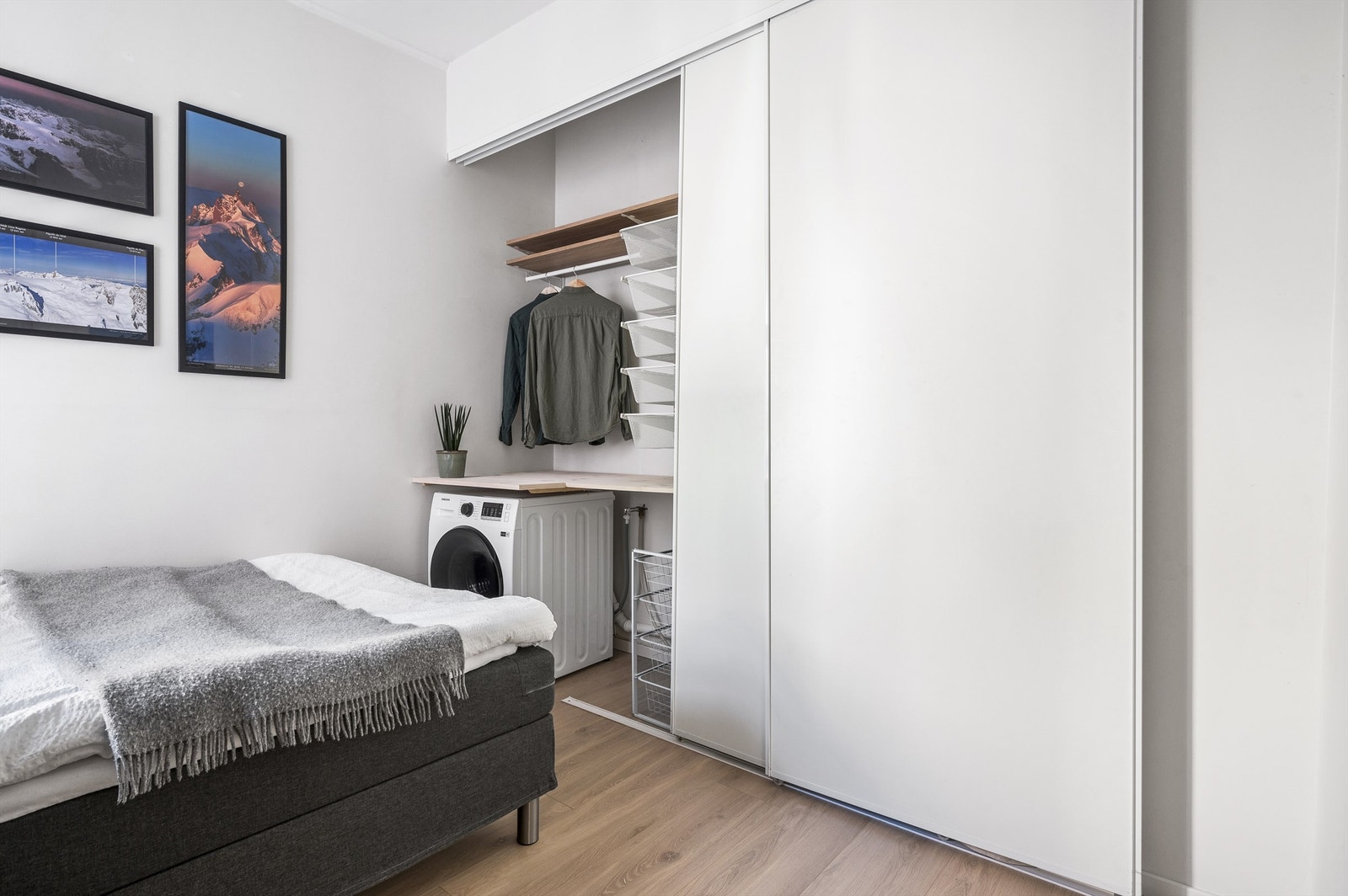 Smart løsning med vaskemaskin plassert i den store skyvedørsgarderoben. Meget god oppbevaringsplass. Vaskemaskin medfølger salget. Galleribilde