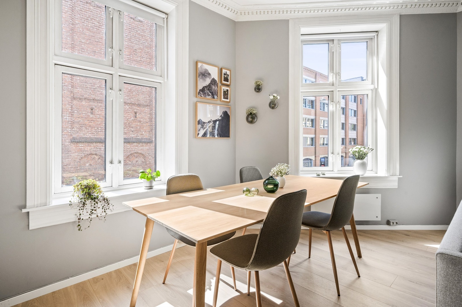 Store vindusflater på tre vegger gjør at denne hjørneleiligheten får en fantastisk romfølelse og gode lysforhold! Galleribilde