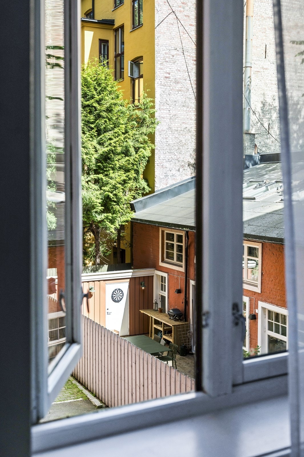 Vinduet vender ut mot bakgården til borettslaget. Galleribilde