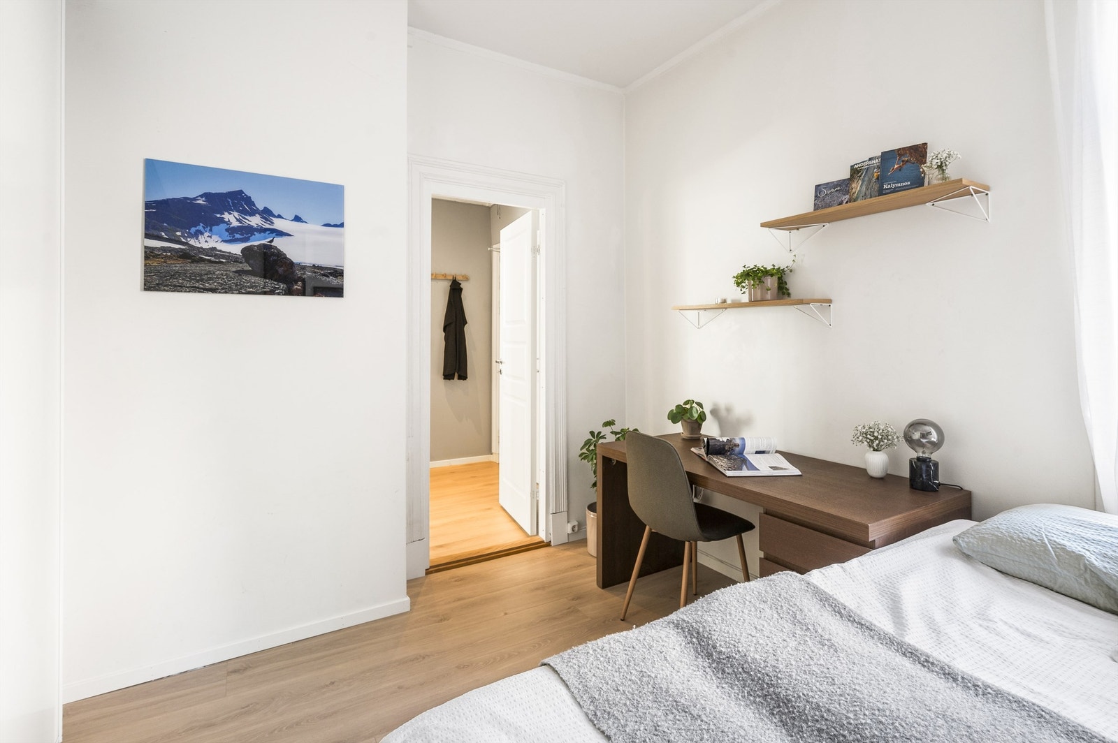 Planløsningen med to gode soverom i hver sin ende gjør at leiligheten bl.a. også er perfekt for venner som skal bo sammen. Galleribilde