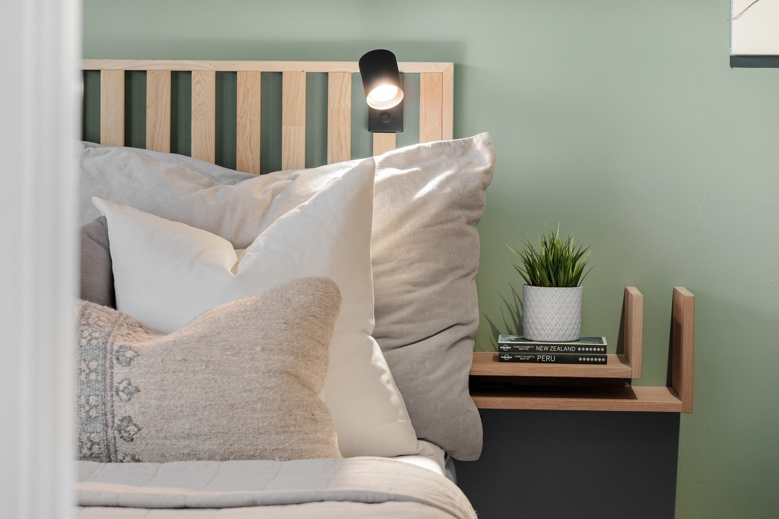 Veggene er ellers malt i en behagelig grønntone som egner seg godt inne på et lunt soveværelse. Galleribilde