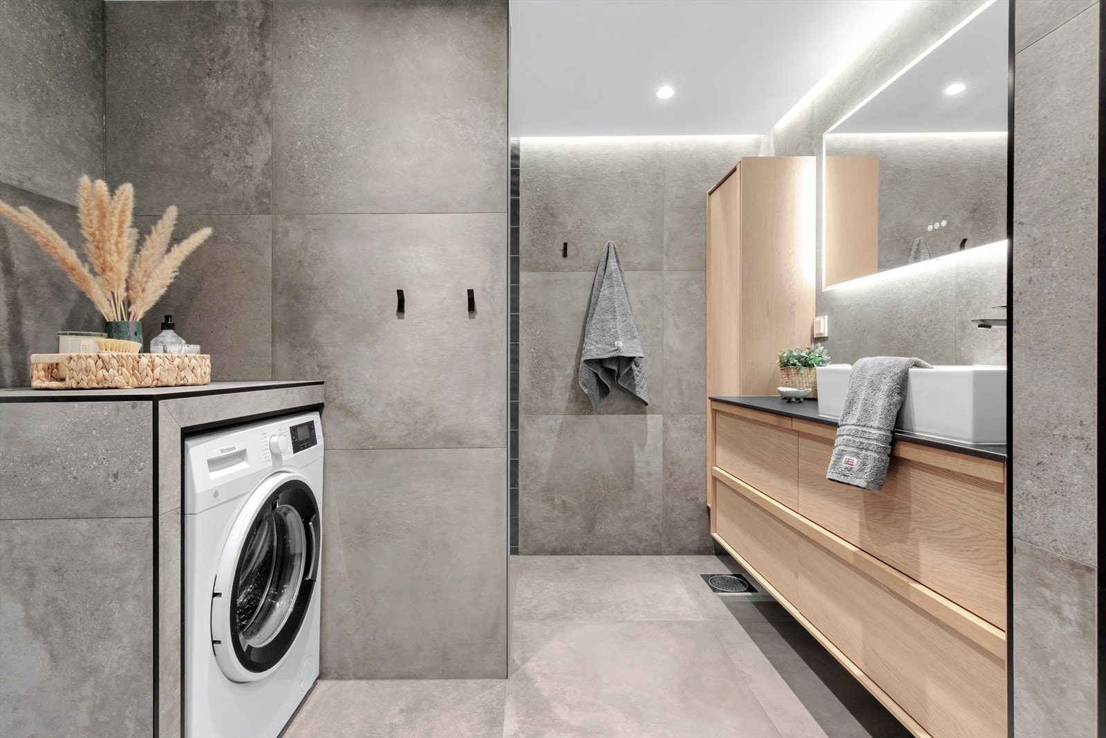 Dette stilige og eksklusive baderommet fra 2021 kombinerer eleganse med funksjonalitet. Galleribilde