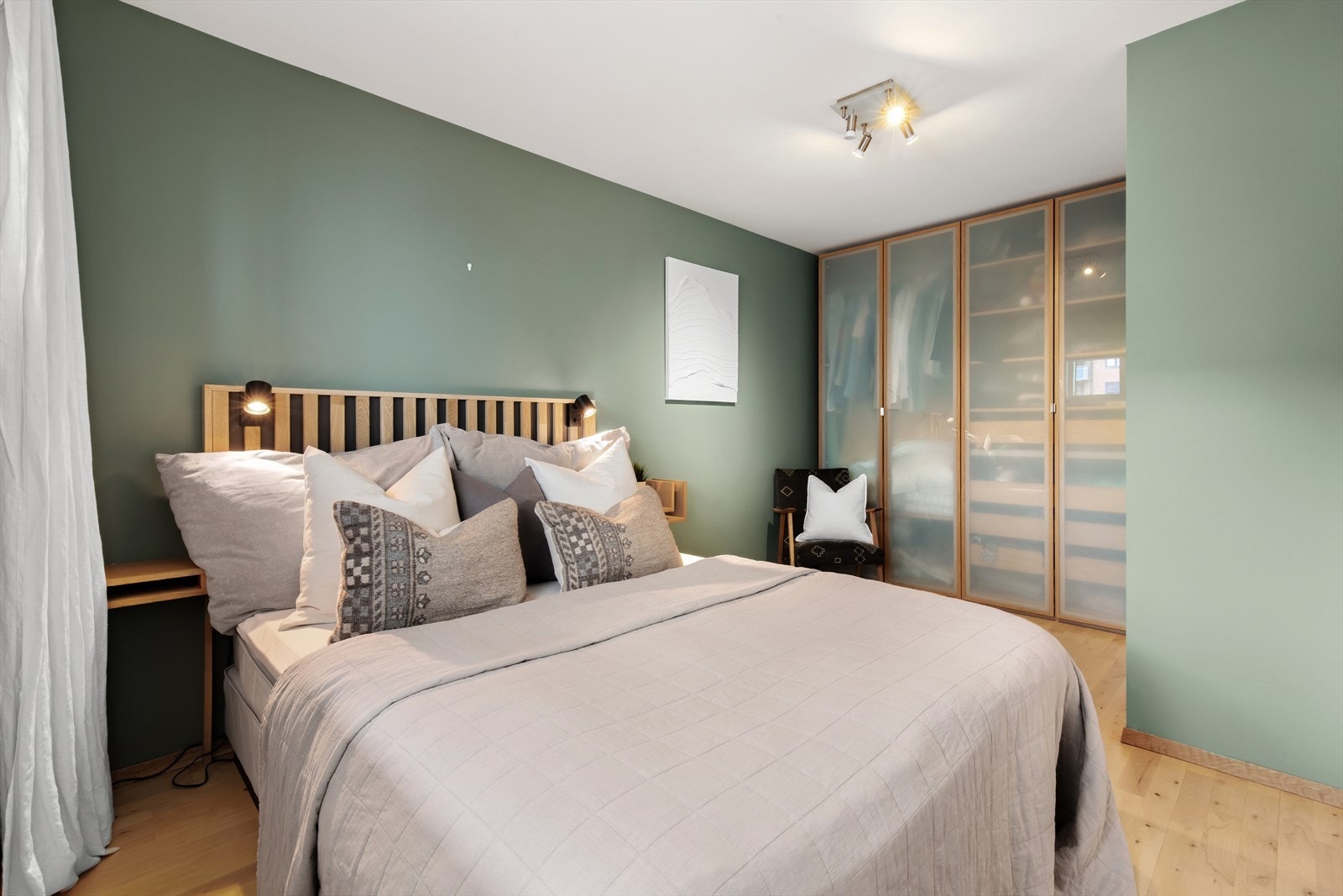 Stort og luftig hovedsoverom med god plass til dobbeltseng, nattbord og øvrig møblement. Galleribilde