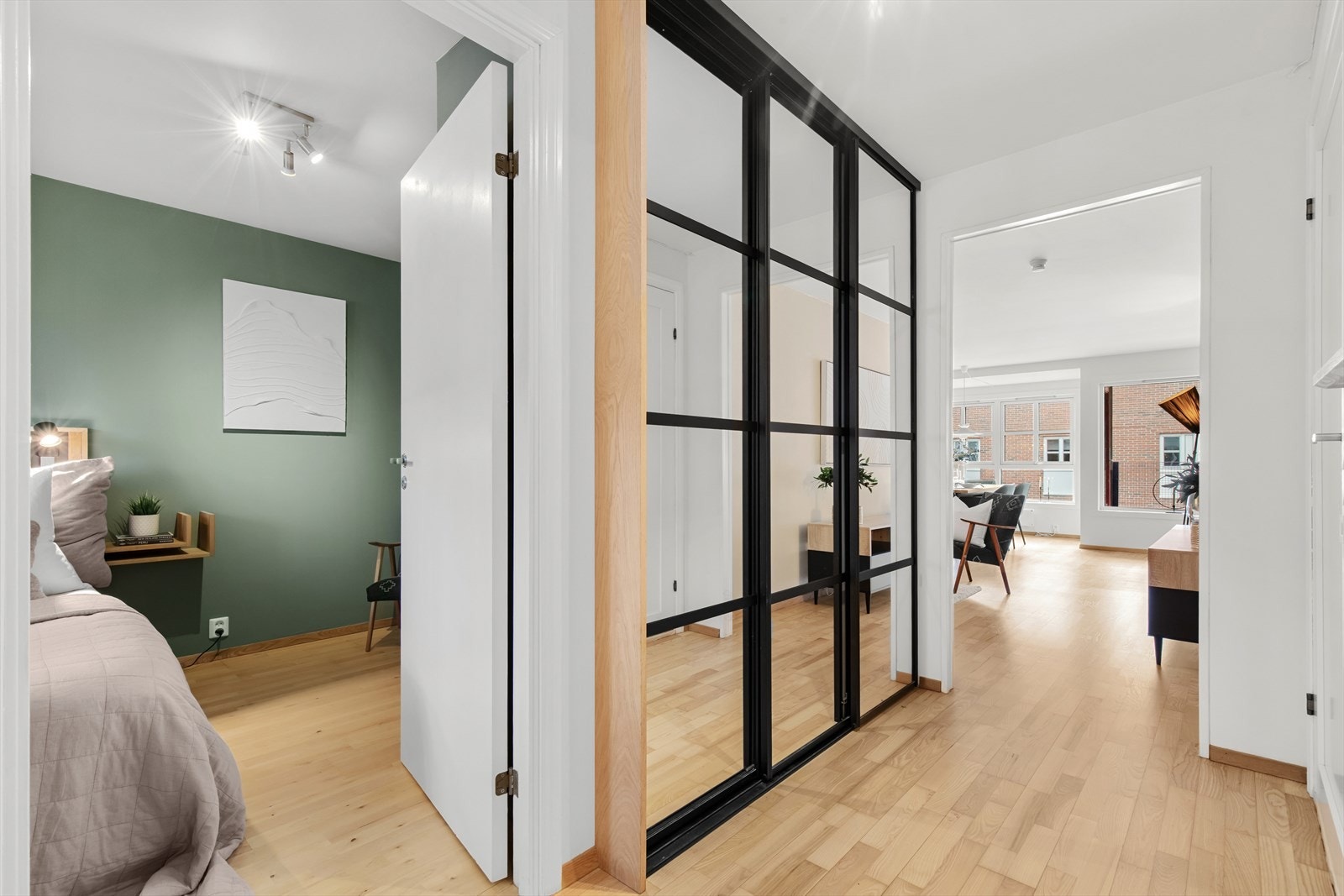 Innred ytterligere etter eget ønske og behov med både hyller, knagger og skoreoler. Galleribilde