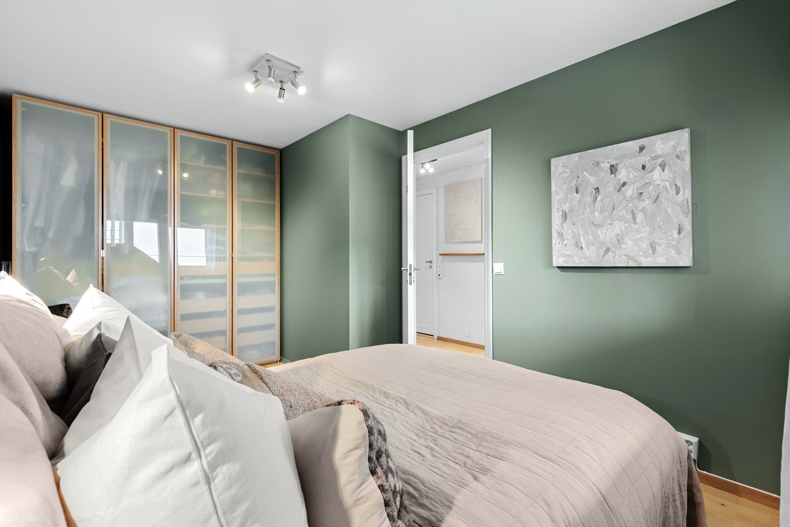 Klær og diverse tilbehør får du fint plass til i det romslige garderobeskapet - praktisk utstyrt med både hyller, heng samt uttrekksbare skuffer. Galleribilde