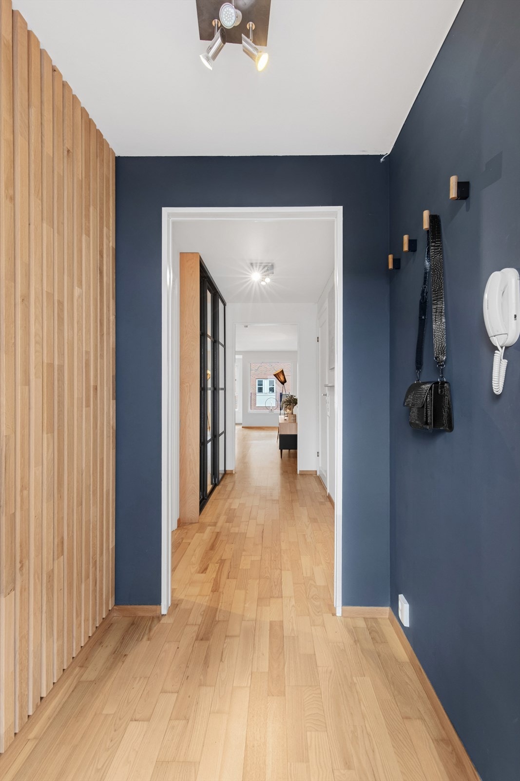 Velkommen hjem! Vel inne blir du møtt av en stilfull og funksjonell entré som åpner opp til en romslig gang med lekker garderobeløsning. Galleribilde