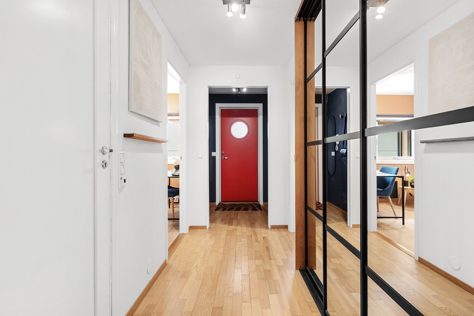 Det følger i tillegg en bod i byggets 6. etasje på ca. 11 m² med god plass til diverse oppbevaring. Galleribilde