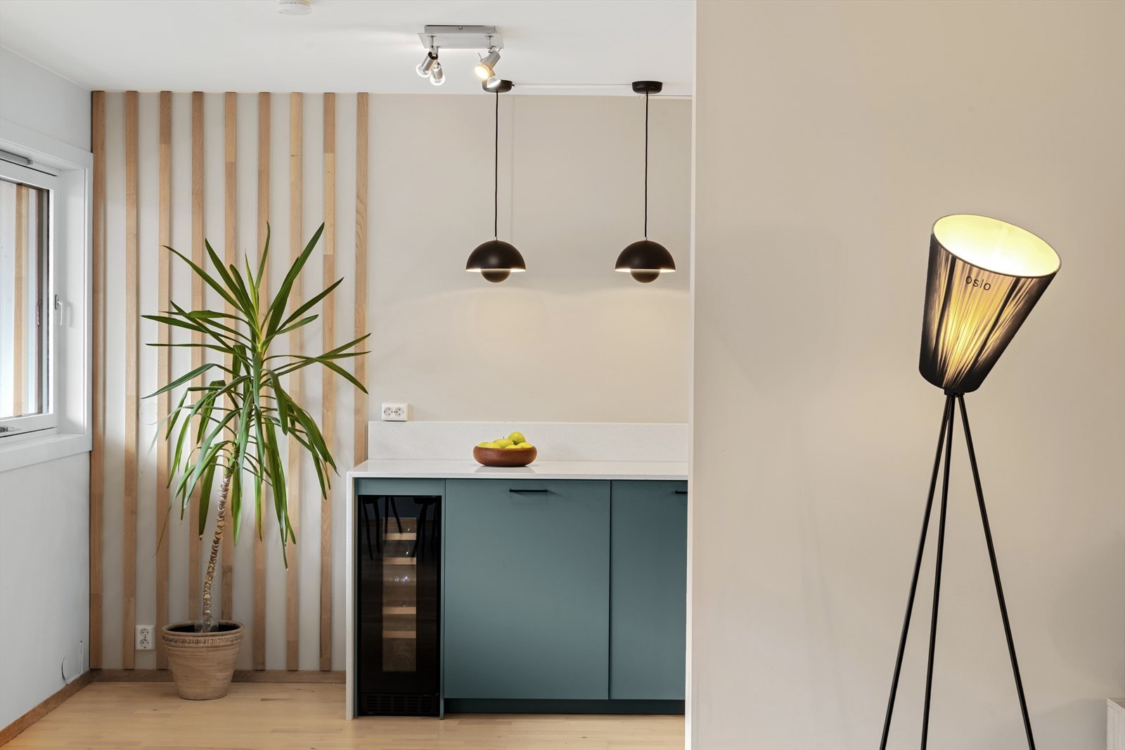 Moderne og romslig kjøkken fra 2021 med stilren innredning og benkplate i komposittsten. Galleribilde