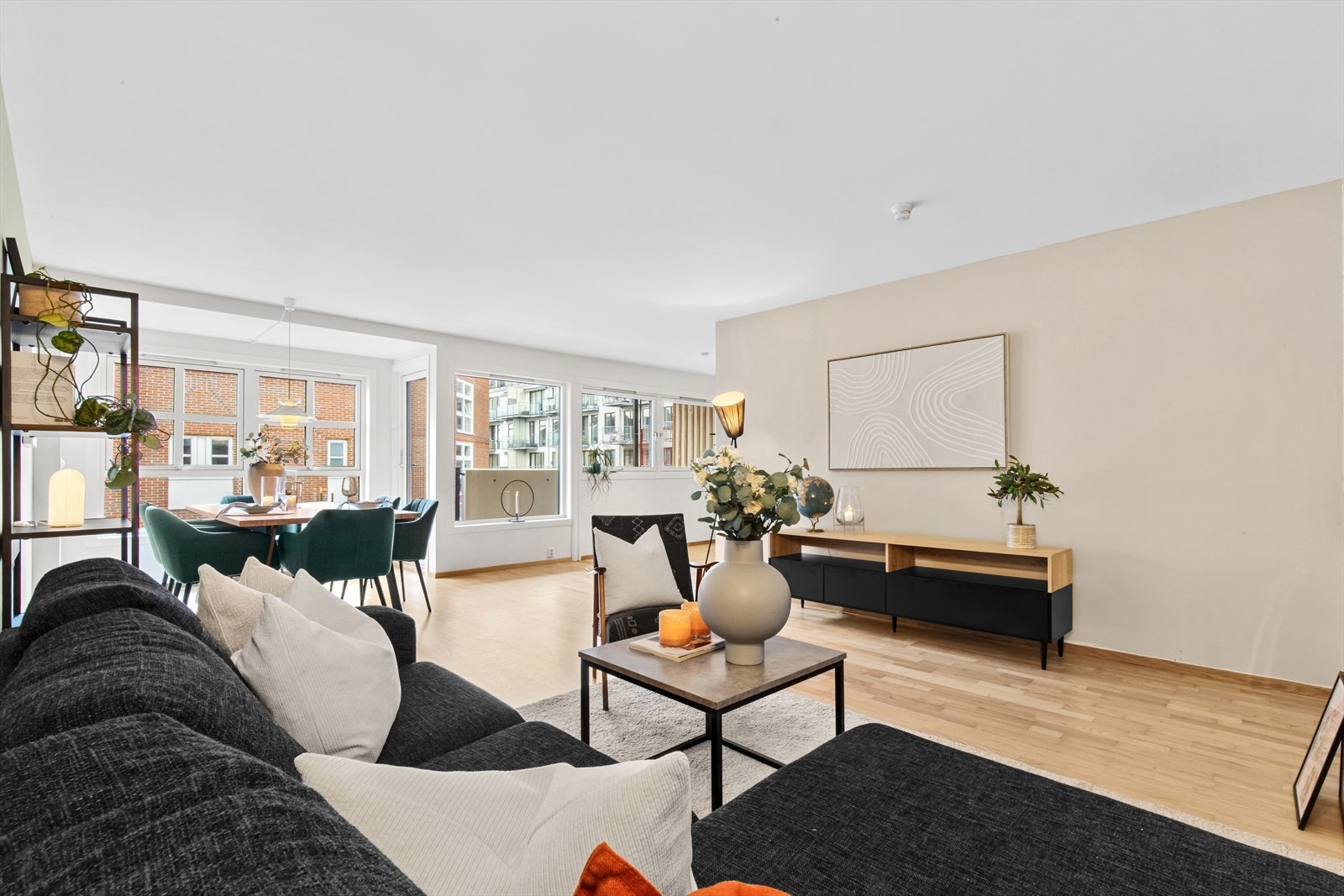 Stor og flott stue med fin plass til sofagruppe, salongbord, TV-seksjon og annet ønsket møblement. Galleribilde