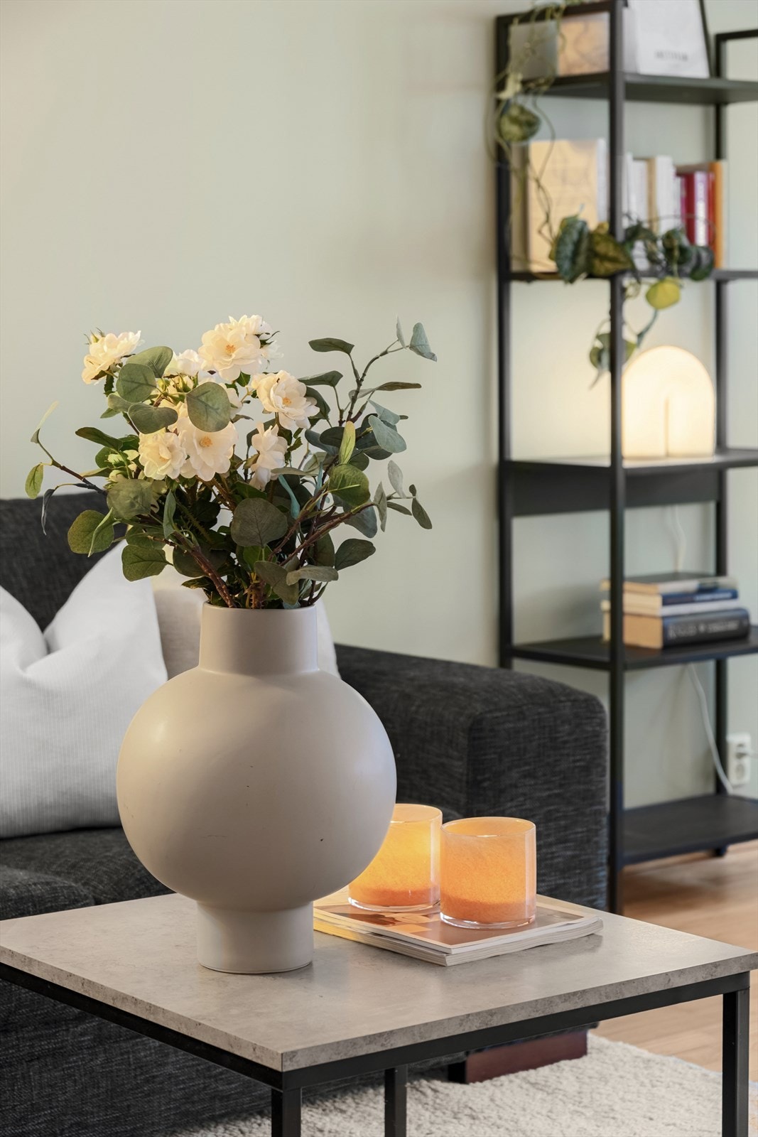 Her får du et stilrent og innflytningsklart hjem med lekre detaljer, tidsriktige fargetoner og moderne oppgraderinger. Galleribilde