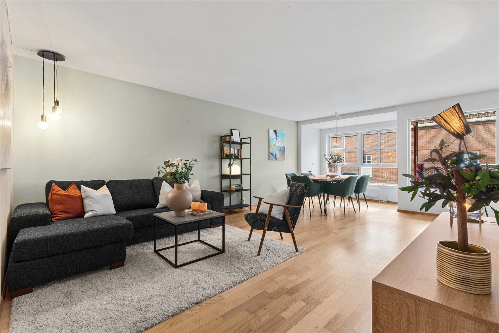 Store vindusflater gir rikelig med naturlig lys og skaper en luftig og lys romfølelse. Galleribilde