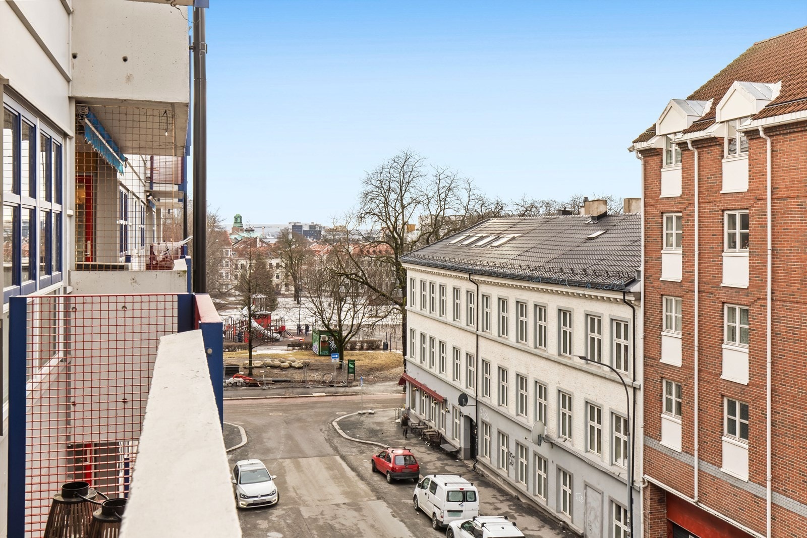 Balkongen gir mulighet for å trekke seg tilbake i behagelige omgivelser og nyte fine dager utendørs sammen med gode venner og familie. Galleribilde