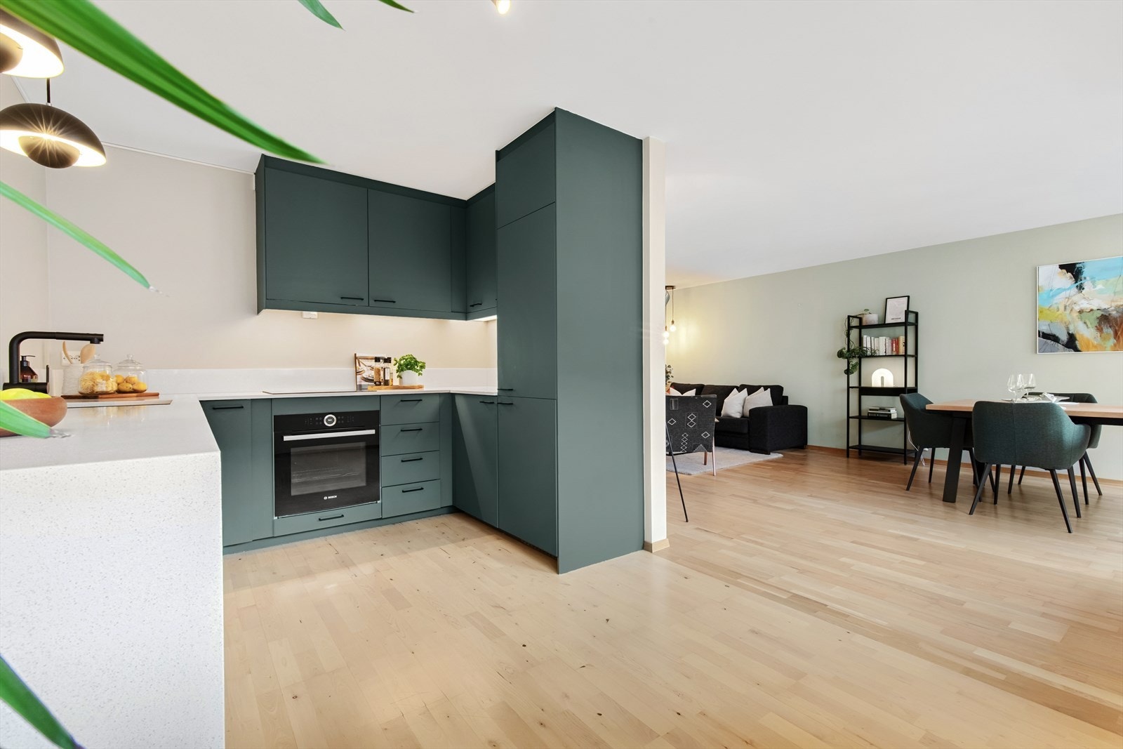 Her er det enkelt å kokkelere og samtidig holde gjestene med selskap! Galleribilde