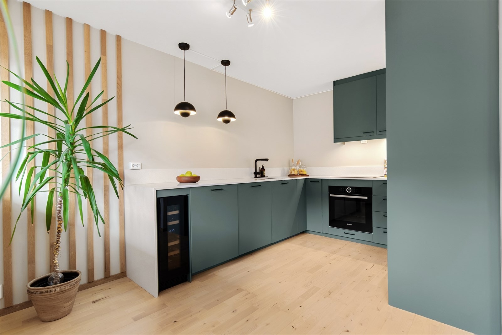 Kjøkkenet fremstår med glatte og elegante fronter som gir et minimalistisk og tidløst uttrykk. Galleribilde