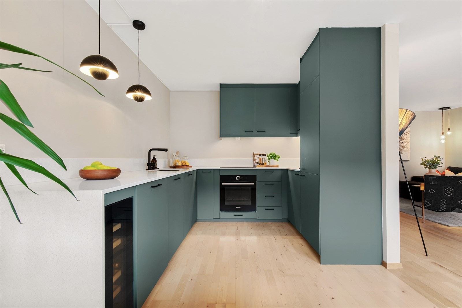 Alle hvitevarer er integrert for et ryddig og moderne utseende, inkludert komfyr, platetopp, oppvaskmaskin og kjøl/fryseskap. Galleribilde