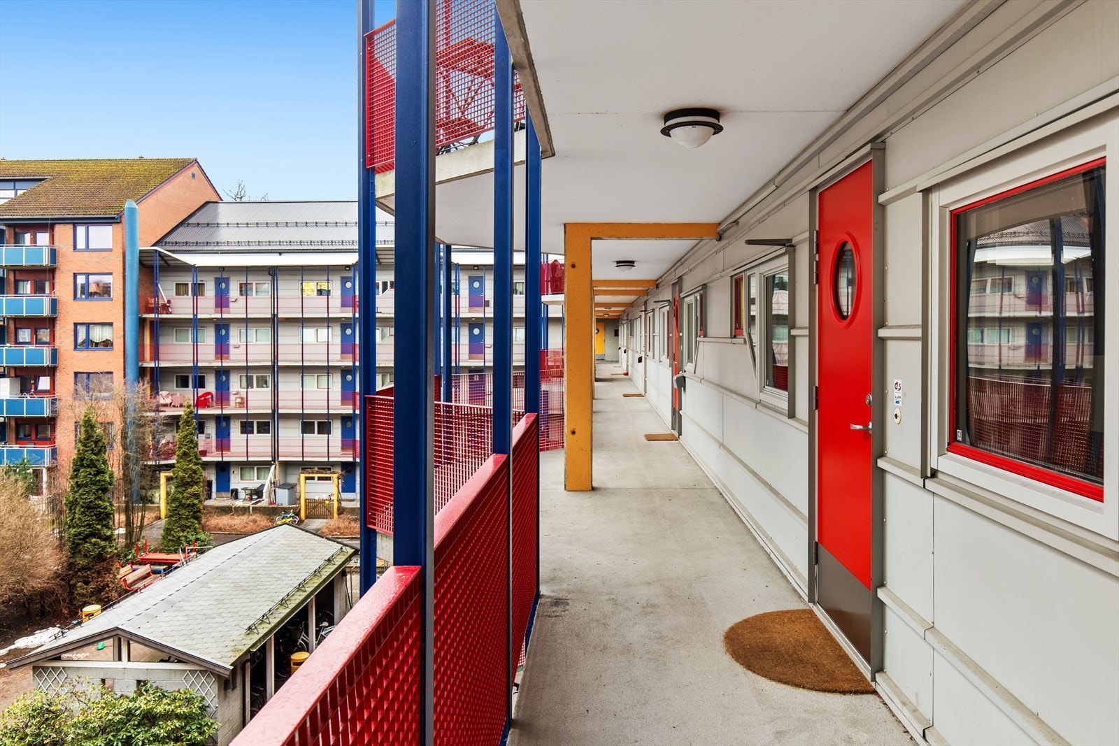 Fra pene opparbeidede fellesarealer har du enkel heis-/trappeadkomst via svalgang til leiligheten. Galleribilde