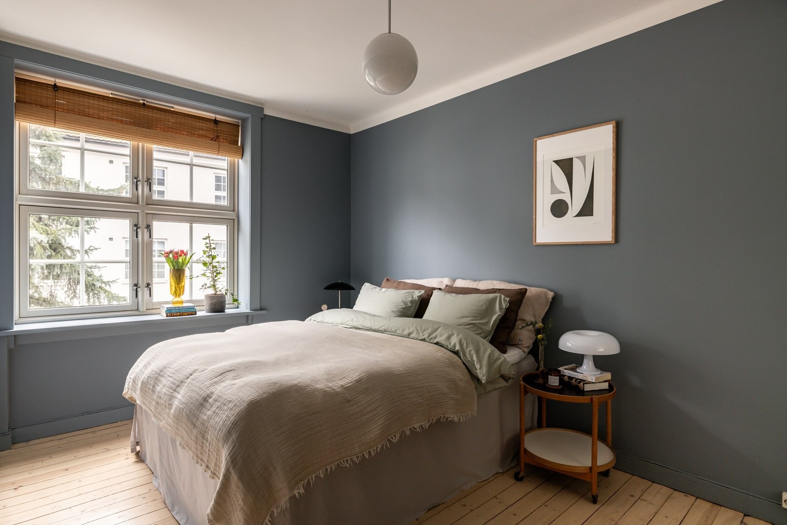 Svært romslig soverom med god plass til stor dobbeltseng, nattbord og garderobeskap. Galleribilde