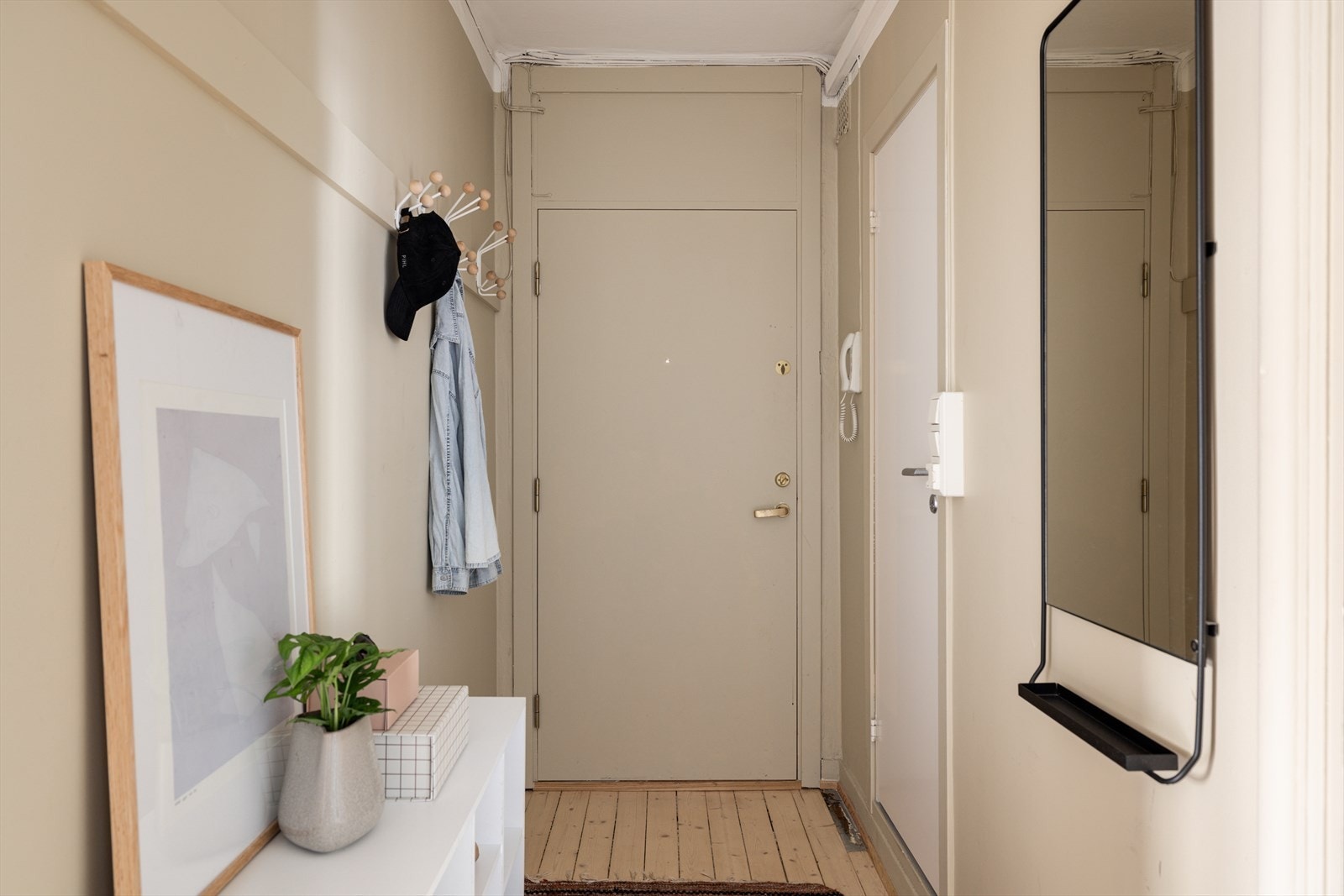 Det er god plass til å henge opp jakker på knaggrekke, samt sette inn kommode/skoskap. Galleribilde