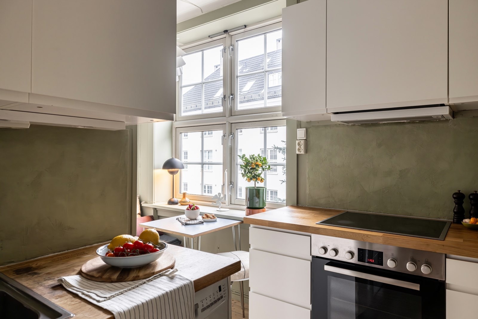 Separat kjøkken med hyggelig spisekrok. Galleribilde