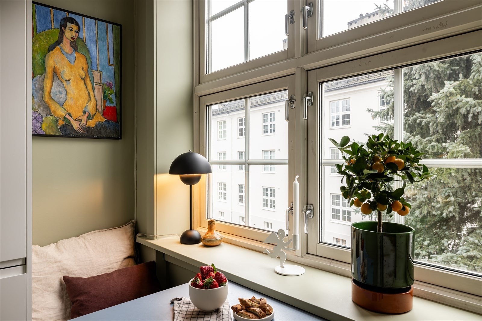 Stort vindu som vender mot indre gårdsrom. Stort, grønt tre gir hyggelig utsikt og lite innsyn. Galleribilde