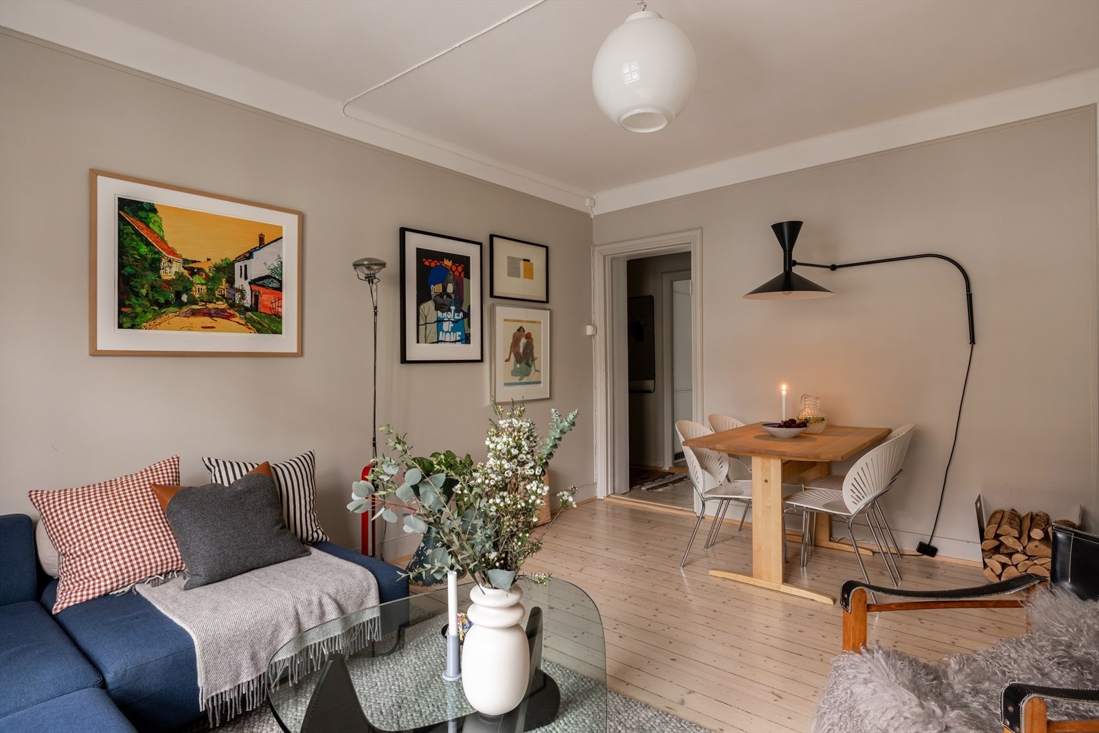 Det er en romslig stue med god plass til både spisebord og sofagruppe. Galleribilde