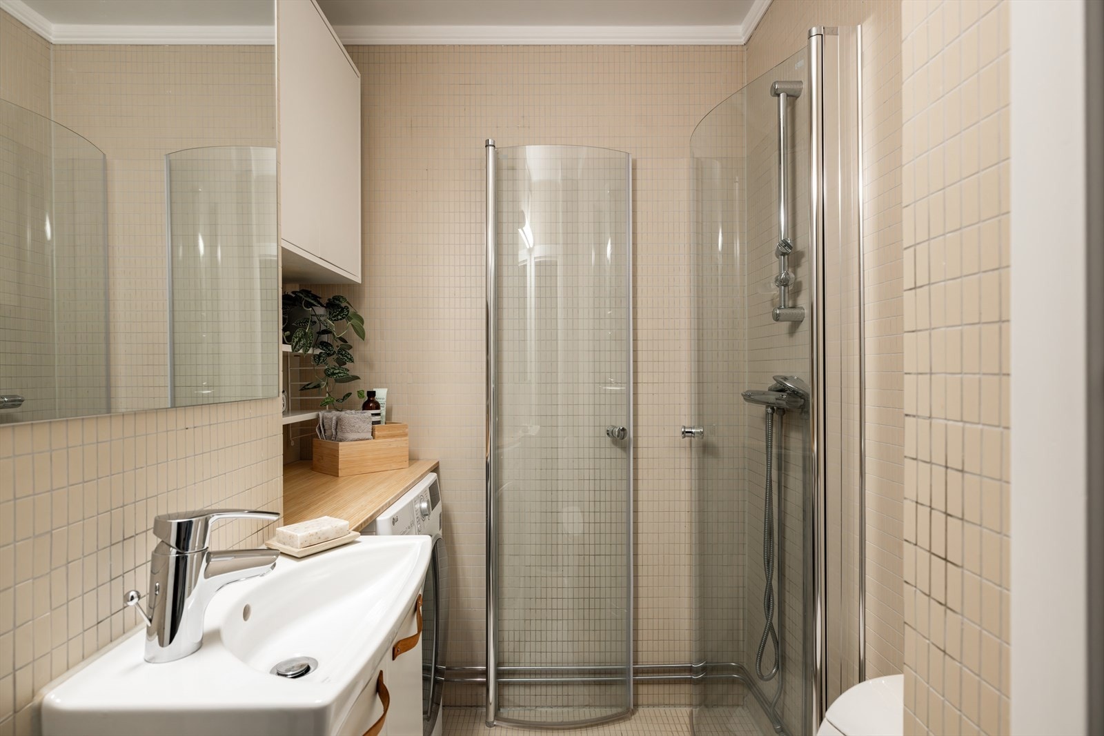 Tidløst bad fra ca. 2007 med gulvvarme. Badet består av dusj, servant og toalett. Galleribilde